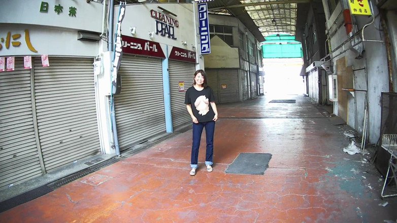 Mayumi Kanzaki: MILF in ultra low rise jeans outdoors..