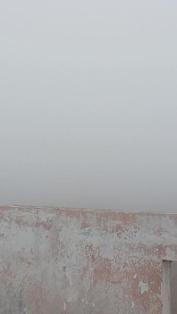 Un Papa Indien Enlève Ses Vêtements Dans Le Brouillard D’hiver Gelé