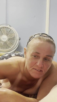 Dojrzała z obwisłymi cyckami ssać penisa aż eksploduje w ustach i uwielbia połykać to wszystko!
