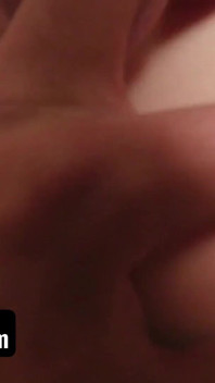 Sislovesme - une demi-sœur à gros nichons se fait éjaculer sur sa chatte étroite par son demi-frère en se lavant le visage