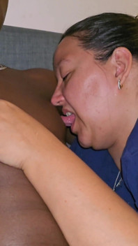 Chupando lambendo beijando seus mamilos duros provocam seu bbc