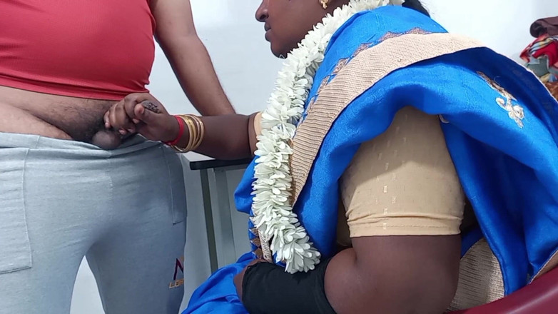 Veni: 德西泰米尔人妻吮吸小鲜肉鸡巴和后入式性爱