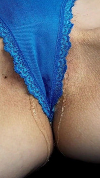 Lala licious - pisst durch mein blaues höschen