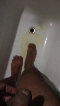 Kencing di bak mandi