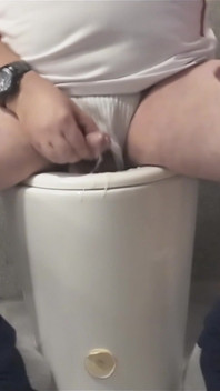 Después de la partida, paja en el baño y semen