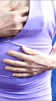 Mamilos cutucando novo vestido de cabeleira