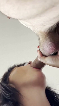 관광 아파트에서 정액이 묻은 채 섹스하다