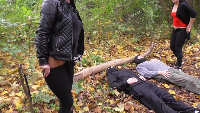 Femdom Austria: Mandi dengan kencing di hutan