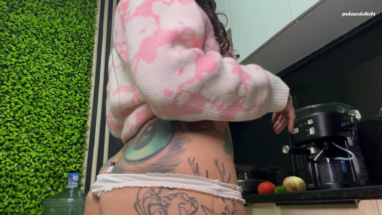 Pedazodchicle: 巨人欺负你，并让你与她的屁股