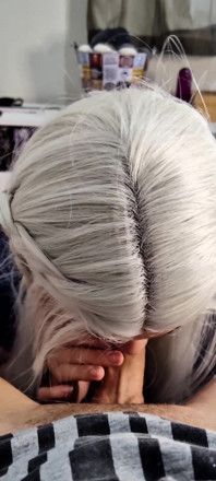 Gorge Profonde Baveuse Soumise Dans Une Perruque Blanche Et Des Contacts Bleus - Debora Avale La Grosse Bite De Wellington