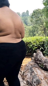 Une femme desi fait un show à poil sur le balcon pendant ses vacances