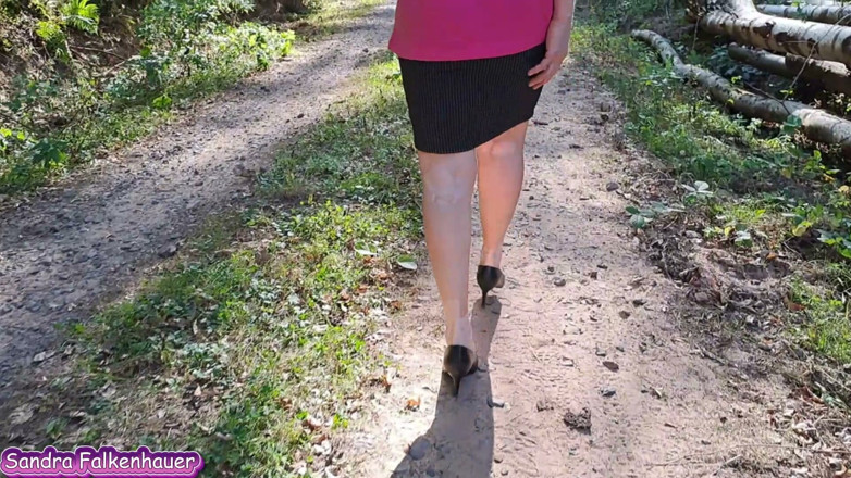 Sandra Falkenhauer - The Pissing Milf: Procházka a čůrání v lese