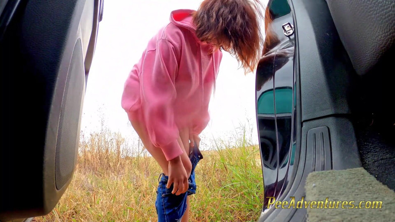 Pee Adventures: Pissing trough her jeans outdoor