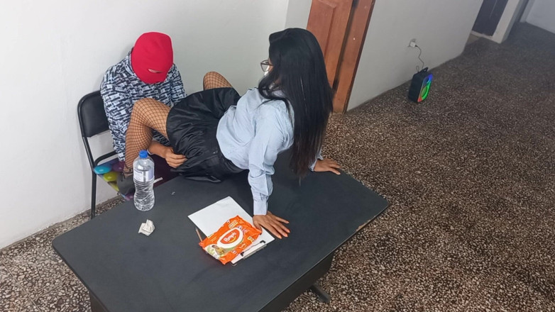 Martin13: Você é a prostituta mais notável neste escritório! Eu faço sexo...