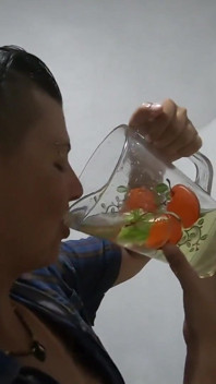 Un litre de pipi-citronnade, nous buvons notre pisse dans une cruche