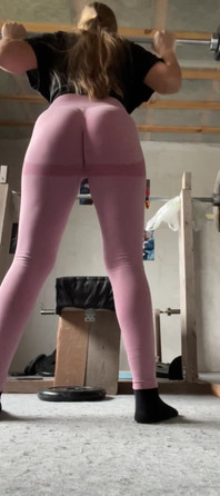 Squats D’haltères Longs Dans De Beaux Leggings