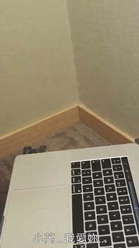 Un influencer fa accidentalmente in streaming il suo sesso privato e succhia il cazzo del suo fan.