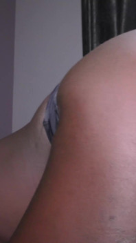 Una ragazza nera dalle gambe lunghe prende un grosso cazzo e una sborrata interna