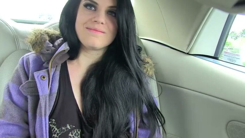 German amateur - 100% German hardcore videos: Une brune à forte poitrine se fait draguer avant de pisser...