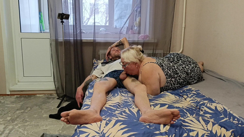 Zona901: 从口交邻居的嘴里射精