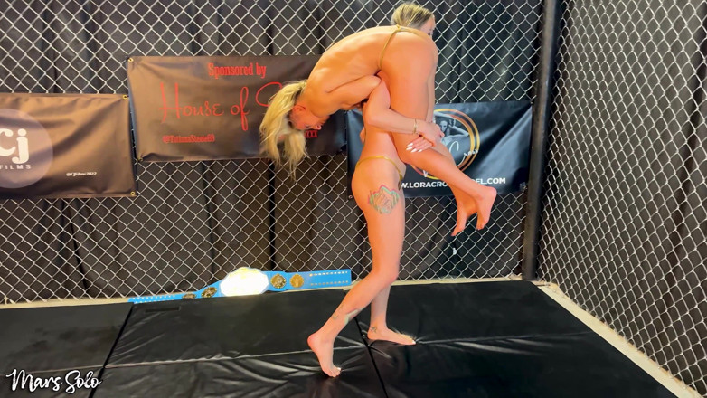 Mars solo: 관능적 인 리프트와 캐리 : 화성 솔로 및 Lora Cross는 이 섹시하고 토플리스 리프트에서 손과 입을 서로 떼지 못합니다.