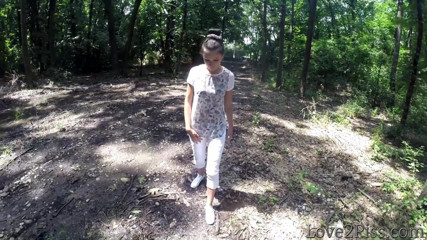 Love 2 Piss: Încercări de pișat în pădure