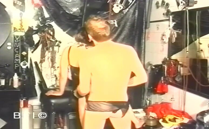 Hardcore slave sex: Slaaf melken