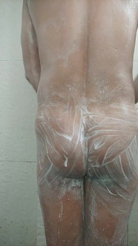 지금 기름을 지은 전리품 춤을 보여.