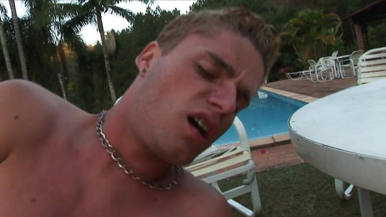 Bareback TV: Dos tíos cachondos follando por el culo al aire libre