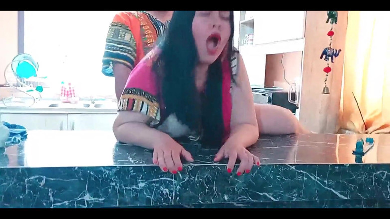 BBW Kelly Mom: 부엌 - 배다른 아들과 섹스하는 인도 계모