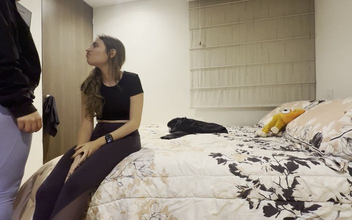 scarlettandc: Dua awek tiba dari gim berpeluh, menanggalkan pakaian mereka dan...