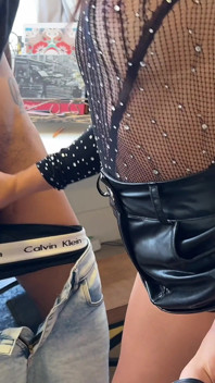 Ein Geiles Mädchen Masturbiert Beim Pornogucken Und Hat Anschließend Sex Mit Zwei Typen