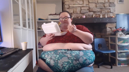 SSBBWLadyBrads: Riempio la mia faccia grassa di cibo oleoso