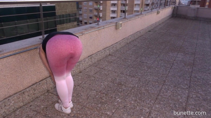 Bunette_com: Buttplug-spaziergang in yogahosen