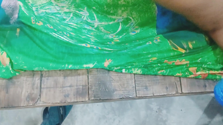 Sexy_girl_nehu: Bhabhi folla el culo de la cuñada después de aplicarle...