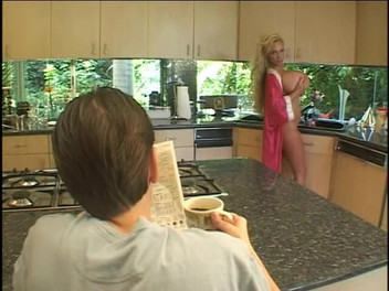 My MILF: 豪華な巨乳熟女は彼のコーヒーにいくつかのクリームを提供しています