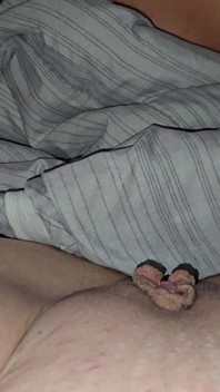 Meine stiefschwester wird geil und masturbiert neben mir auf der couch