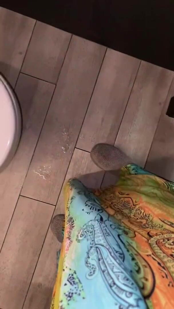 Elena917: Lamiendo los baños del hotel, follar con el cepillo de...