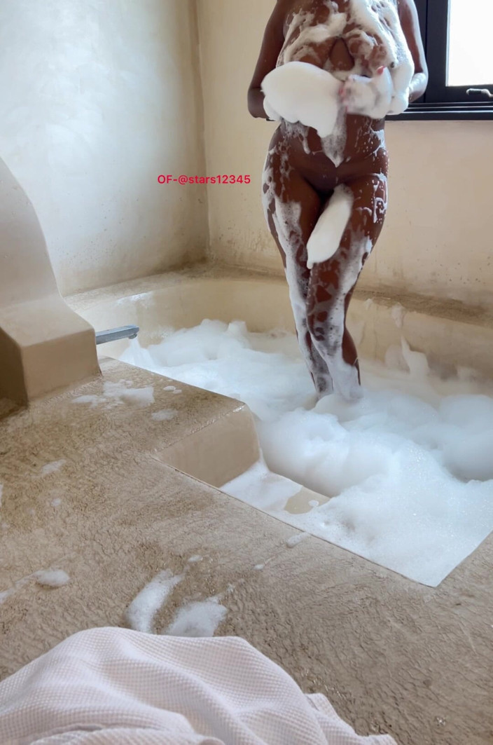 Its Nyota: Juega conmigo en la bañera