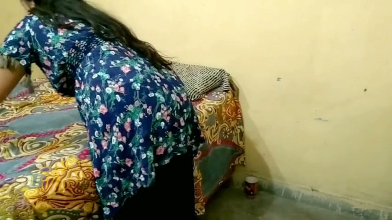 Seemaraaz: صوت هندي لعمة ديسي تتناك في طيزها الضخمة.