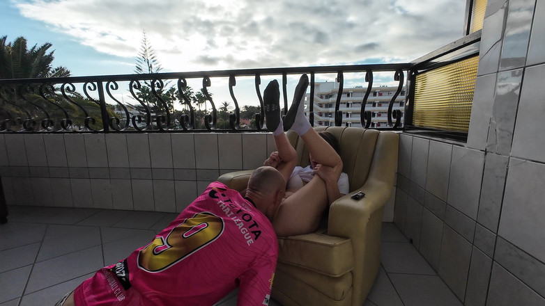 SkinnyWithAHugeDick: 야외 발코니 보지 핥기