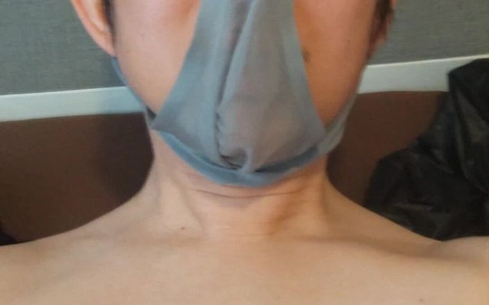 Kien Eresu: Masturbando-se com fio dental vestindo na minha cabeça