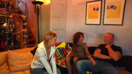 Porno Cloud: Milf teaching the young girl