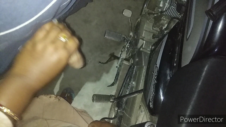 Husband wife: 자전거에서 바람둥이 소녀를 만나 내 자지를 흔들기 시작했고, 그녀는 오럴을 요청했습니다.