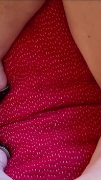 Üvey anne Ann amıyla oynuyor ve seksi ayakkabılar giyiyor ve kadın onu göğüslerine boşaltıyor