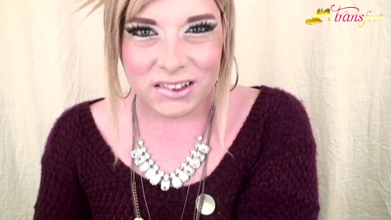 Trans and Cross-Dressers Feet: Mallory la trans blonde et ses beaux ongles roses