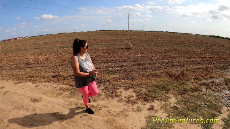 Pee Adventures: BBW brunette pee a lot trough her tights outdoor