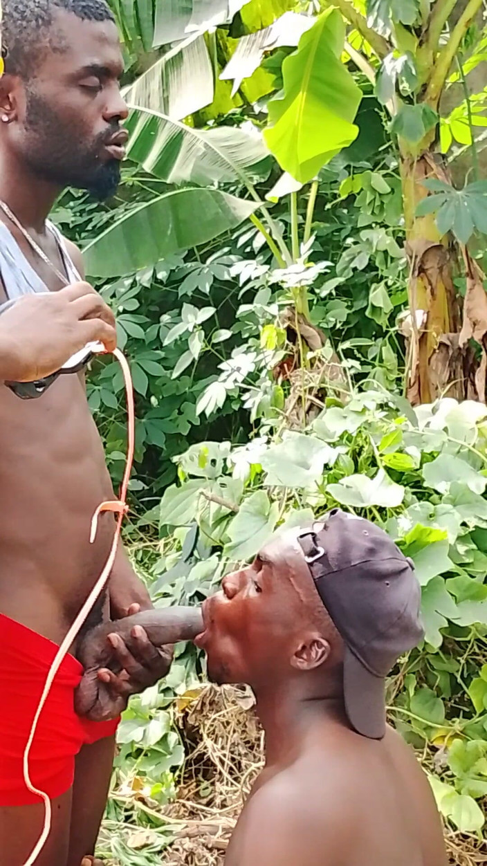 Africans men: Grande chupando pau