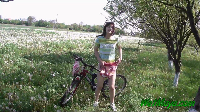 Wet Maya: Plassen op haar fiets