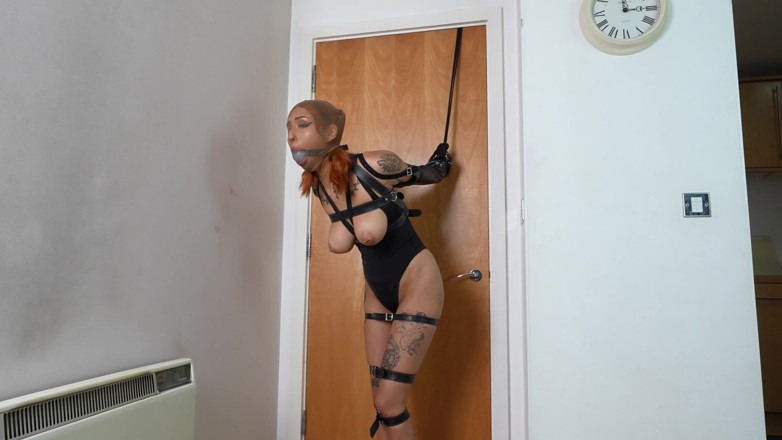 Latina Fetish: Zeena belt diikat, disumpal, dan dihina sama pembuat onar!